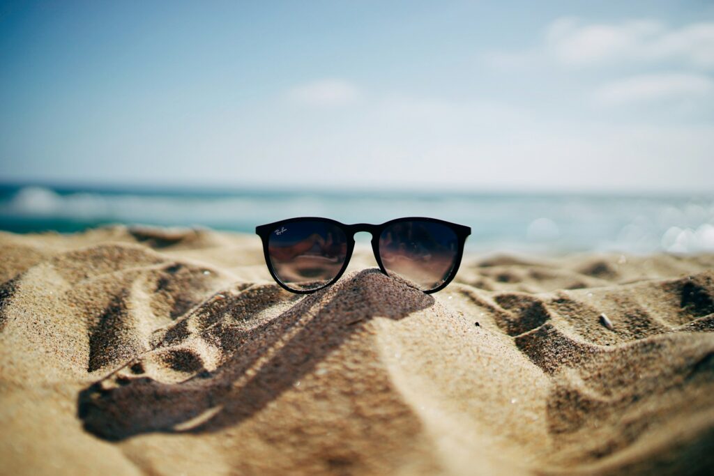 calculating-holiday-pay-beach-sunglasses