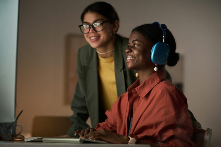 employees-working-together